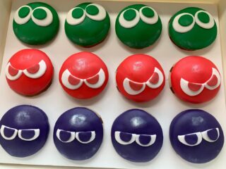 This cupcakes was for Puyo Puyo game event and the website photo shoots.  I wasn’t aware of the tail and the horn for the yellow and the blue one.  Learn new things everyday.😂
Thank you for the order! 
こちらは、ぷよぷよのイベントのための撮影用のぷよぷよカップケーキでした。青と、黄色には、ツノとしっぽがあるので、と、立体感を出しましたが、おわかりになりますか？
オーダーどうもありがとうございました。

#custommadeeventcupcakestokyo #corporateeventcupcakestokyo #gamecharactercupcakes #puyopuyocupcakes #photoshootcupcakes #partyinstetokyo #キャラクターカップケーキ東京 #カスタムメイドコーポレートカップケーキ東京 #ぷよぷよカップケーキ #ゲームキャラクターカップケーキ #パーティインスタイル東京