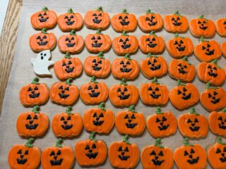 Happy Halloween!!🎃 Hope you get a lot of treats!! Thank you for the order it was great to bring Halloween sprits to the office! 
ハッピーハロウィン！🎃クッキーのジャックオーランタンは、凹凸を付けるのが楽しい。
素敵なオフィスにお届けでした。

#customcookiestokyo #halloweencookies #corporateeventssweetstokyo #partyinstyletokyo #corporatelogocookiestokyo #カスタムメイドクッキー東京 #コーポレートロゴクッキー東京 #ハロウィンクッキー