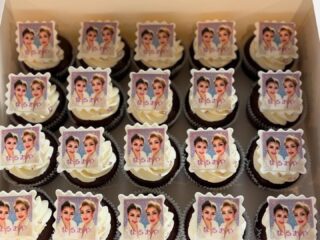 Dazzling night at Ginza!  Thank you so much for  the order K-san!!! Fabulous Takarazuka night! ✨
K様本当にありがとうございました！お会い出来て嬉しかったです。でも、忘れ物してしまい、、すみませんでした。🙇‍♀️素敵な銀座のにキラキラな宝塚ナイトに華を添えられたかな？✨

#なるあや #鳴海じゅん　#綺華れい　#customcupakedtokyo #partyinstyletokyo #eventcupcakestokyo #カスタムカップケーキ東京 #パーティインスタイル東京 #イベントカップケーキ東京