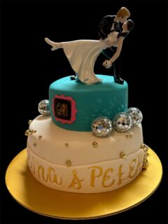 There was an epic royal worldwide wedding last weekend in Tokyo.  So much fun making the wedding second party ( Nijikai party).🍾🥂The theme was Studio54, glam 80’s party!  Loved it!  Thank you for the order and congratulations to Y&P!! 💫
先週末はワールドワイドなウエディングがありました。ドイツから東京。。何日続くんだ。。笑　ロイヤルでクラッシーな素晴らしいウエディング。レセプションの大型タルトは無理だよー。と、二次会の80’sディスコテーマのケーキは作成させていただきました。お写真見るだけでエンドレスに楽しそう！おめでとう御座います！益々のご活躍とお幸せに！❤️

#80’sdiscocake #weddingsecondpartycake #partyinstyletokyo #studio54cake #custommadecaketokyo #ordermadecaketokyo #オーダーメイドケーキ東京 #８０’ｓディスコケーキ #二次会ウエディングケーキ #パーティインスタイル東京