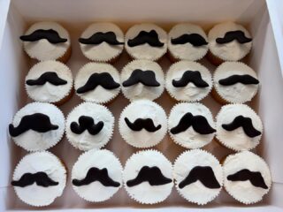 The last day of November tomorrow.  It was such a great opportunity to work with WeWork Shibaura again this year for Movember event. Thank you so much H-san again.  It was great to see you. 💕 
今年もWeWork のモーベンバーイベントのお髭のカップケーキを作成いたしました。H様ありがとうございました。いつもチャーミングでお会いするのが楽しみです。モーベンバーイベントは、子供の小学校時代を思い出します。眺めの素晴らしい芝浦の新しいオフィスで気分も上がりました！

#movembercupcakes #partyinstyletokyo #corporatecupcakestokyo #モーベンバーカップケーキ