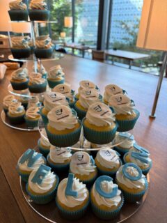 Event at Daikanyama T-site.  I didn’t know they had a cool co working space upstairs. Thank you for the order!  Great place to find good books. 
代官山T-Siteにてコーポレートイベントのロゴカップケーキを作成セットアップいたしました。オーダーありがとうござます。2階のコーワーキングスペースで仕事や読書したら気分良いだろな。。🌲🌳
#customlogocupcakestokyo #ordermadecupcakestokyo #イベントロゴカップケーキ東京 #カップケーキタワー #カスタムメイドロゴカップケーキ東京