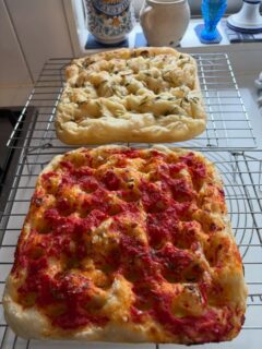 Today is quite cold here in Tokyo.  We missed our focaccia at Liguria’s in New Year and been quite busy unable to visit the focacceria in Tokyo so I made focaccia. 🙂‍↔️The rise was good but need to brush up.  Dimpling wasn’t good. 
今日はとても寒い一日ですね。サンフランシスコのリグリアベーカリーに行ったらお正月で閉まっていたし、神楽坂のフオッカチエリアにはなかなか行けないので。自分で焼きました。でも、プロにお見せするにはお恥ずかしいですが、、焼き上がりは、厚みがあって良く発酵したんですが、、見かけがちょっと不自然です。。🤔なぜかと言うと、途中で、フオッカチアが膨らみだしてイギリス🍞みたいになったのです。オーブンから一度出して、スパチエラの先で窪みを出すためにぎゅーぎゅー押したのでした。。🫣　焼く前に指でもっと強く押してオリーブオイルを回しかけないといけなかった。。押し方が甘すぎたと言う反省です。
あー、やはり、また、プロにお話したいです。🫡
味は美味しかったです。

#sourdoughfocaccia #サワードウフオッカチア #フオッカチア
