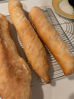 Yesterday’s baguette.  Third time wasn’t a charm.  I was too focused on the oven temp and the mist I didn’t do the scoring deep enough. Many thing to juggle when baking baguettes.
昨夜のバゲット。オーダー温度とミストに気を取られすぎて、クープナイフが甘くなりすぎました。
さて、これでうちの冷凍庫には、何本バゲットがあるでしょうか？😄

#baguettemaking #baguettebaking #バゲット焼き