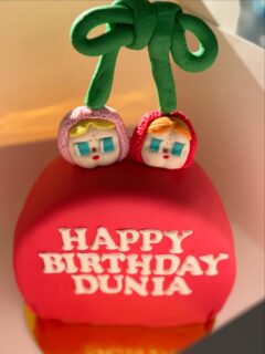 One of the gorgeous birthday party for a sporty girl.  Cry baby cake and cupcakes! 💫🍄Yes, I had a good research in Pop Mart website…. 
Thank you so much for your order M!!! Love your family.  Cuteness overload!! 
息子しかいない私は縁が無かった可愛いバースデー！😄cry babyのバースデーケーキとカップケーキを作成いたしました。pop martのwebsiteを穴が開くほど見ました。笑　ベビーの種類が沢山あったので。。
女の子は、流行り物に詳しいので。。調べました。

#customcaketokyo #partyinstyletokyo #ordermadecaketokyo #crybabycake #crybabycupcakes