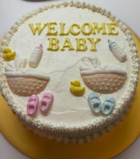 Baby shower for the twins and a baby boy.👶🏻How sweet.  Thank you A-san for the order.🩷🩵
ベビーシャワーは、なんだか考えるだけで可愛い。。楽しい気分になりますね。しかも、双子ちゃんと、男の子の赤ちゃんの合同ベビーシャワーのパーティでした。A様いつもありがとうございます。ボーイズにまたお会いしたいな！💫
#babyshowercake #twinsbabyshowercake #partyinstyletokyo #パーティインスタイル東京 #ベビーシャワーパーティケーキ