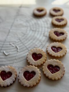 I love fresh raspberries.  I love making raspberries jam for Linzer torte cookie.❤️
Have a wonderful weekend!
ラズベリーが好きすぎるので、リンツアートルテクッキーを焼く時はラズベリージャムから作ります。
グランベリーソースを作るぐらい真っ赤な鮮やかな色。クッキーは甘さ控えめです。
良い週末を！

#linzertortecookie #partyinstyletokyo #radpberryjam #リンツアートルテクッキー