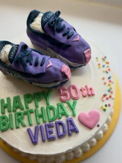 Everyone has a pair of favorite sneaker! 🩷Happy Birthday! Can’t wait to go out after the rain stop. 
Great to see your colleagues are celebrating your birthday!💙The sneaker is also cake.
誰でもお気に入りのスニーカーがありますよね！
早く雨が上がってお外に行きたい今日この頃です。お誕生日おめでとう御座います！同僚の皆さんがお祝いしてくれて嬉しいですね。大きいケーキの上のスニーカーもケーキです。

#sneakerbirthdaycake #Hokacake #partyinstyletokyo #Ｈｏｋａバースデーケーキ