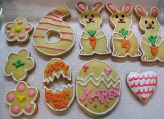 Happy Easter! 🐣 we reminisce the egg hunt with the little ones… 🐥Blast from the past.  The cookies were for the little girls. 
ハッピーイースターサンデー！エッグハントがとても懐かしいです。小さかった女の子達のバースデークッキーを思い出しながら。。

#eastercookies #eastericingcookies #イースタークッキー