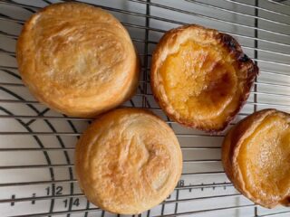 The Portugal 🇵🇹 restaurant that I was taken to last night was so fabulous and the Pastel De Nata ( Portugal egg tart) was so yummy.  I couldn’t help myself making it today.  I always knew the lamination of this puff pastry was difficult so never tried it.  It came out Ok. 😆

昨日連れて行ってもらったポルトガル🇵🇹レストランのエッグタルトが美味しくて、ずっと作りたくてもむすがしいから作らなかったポルトガルエッグタルトに挑戦してみました。今年はもっと色々作りたい物は挑戦する。渦巻きのバターの層を作るのが難しいのと、型に入れて伸ばすところが、焼き菓子と言うか陶芸作業の様な薄く伸ばすところもなかなか難しいですが。まだまだですが、
とりあえずパリパリのパイ生地で美味しかったです。

#pastisdenata #partyinstetokyo #eggtart #エッグタルト
