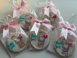 Thank you for such a lovely order! 🩷It was the going away gift for her colleagues based on her photo image.  Her illustration was so cute！ Good luck to the new venture!!! And thank you so much! 
すごい良いアイディアと可愛すぎるお写真からのイラストをクッキーにすると言う名案。しかも、会社の同僚様に送別会のギフトとしてお渡しすると言う！
イラストアイシングクッキー名刺！😉光栄なことに同じお名前で、お会いしたら本当に可愛いかった！
新しい挑戦楽しみですね！ボリウッドダンス楽しそう！皆様も是非、@bollyque_jp
のchi.bollyqueちゃんチェックして見てね！🩵

#illustraioncookie #cookiegift #custommadecookietokyo #partyinstyletokyo #イラストクッキー