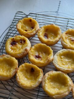 My day off… baked sourdough bread, baked Pasteis de Nata.🐣 The lamination on it was good enough.  Is it ok if I buy the egg tart mold?  I have so many cookies cutters now it’s kind of scary..😱 I hope you had a fun Friday. 
今日は、お仕事がなかったのに、朝からサワードウブレッドを焼き、ポルトガルエッグタルトを焼きました。。エッグタルトの型を買ってしまうか、悩んでます。笑笑　　とにかくクッキーカッターとか山のようにあって、。😄
皆さんは涼しい金曜日を過ごせたかな？
良い週末を！

#eggtart #pasteisdenata #sourdoughbread #サワードウブレッド　#エッグタルト