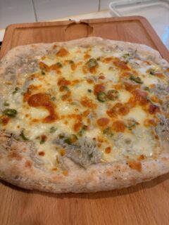 Weekend dinner.  We made Shirasu (semi dried whitebait/baby sardines/tiny fish) with jalapeño pizza and squid, corn bbq and pepperoni & anchovies pizza.  It was pretty tasty.
まだハラペニョピクルスが漬かりかけでしたが我慢できす、シラスとハラペニョピザ、BBq🌽、イカ、ペパロニアンチョビピザでした。なかなか良かったです。

#jarapenoshirasupizza #pizzanight #partyinstyletokyo #シラスハラペニョピザ
