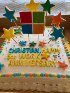 Corporate celebration cake.  Thank you for the order again.  It was so nice of you to take a picture of me holding it.😂 Great vibe and the thoughtful touch.  コーポレートイベントケーキも明るいポップな感じのご依頼でした。とても喜んでいただき本当にありがとうございました。納品の時にケーキを持ってお写真まで撮ってくださいました。😄
素敵なお祝いですね。

#corporateeventcaketokyo #partyinstyletokyo #eventcaketokyo #カスタムコーポレートイベントケーキ東京