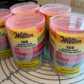 Cake related items can be so cute by themselves! 
I do match the baking cups for the corporate theme colors. 
ケーキ関連のアイテムがそれ自体で可愛い。。
ベーキングカップもイベントテーマカラーや、コーポレートカラーに合わせることが出来ます。(お色が無いものもありますが)
ガレットデロワのフェーブが可愛くて、集めたくなる。。毎年そう言ってます。笑

#corporatelogocupcakestokyo #partyinstyletokyo #コーポレートロゴカップケーキ東京　#パーティインスタイル東京