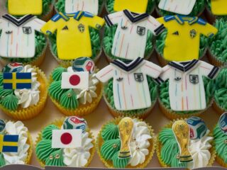 The World Cup F group match this morning was very exciting.  Great workplace to have the public viewing and the football cupcakes! ⚽️Thank you very much for the order!  I saw a lot of people commuting early in the morning in Shibuya. 
今朝は、７時台に渋谷でもオフィスに早歩きして行く人沢山お見かけしました。オフィスでパブリックビューされたり、学校でもワイドスクリーンで見たりと。。盛り上がってましたね。私も朝9時半が夜なのか？と言うくらいな気分。。全力でした。笑
いつもオーダーありがとうございます。あえて日本代表のアウェイのユニにしてみました。次回はサムライブルーにします。

#worldcupcupcakes #swedenfootballcupcakes #corporateeventcakestokyo #パーティインスタイル東京 #ワールドカップカップケーキ