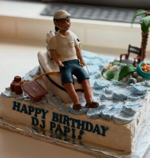 Epic birthday party for the great father with ocean of love from the family! 🏝️🚤 Thank you very much for the order.  The boat was a chocolate cake.  Another challenging cake. 
お父様とクルーザーボートと日焼けしてとてもカッコ良いお父様のお誕生日ケーキでした。フィギュアはいつも難題です。😅
オーダーありがとうございました。
きっとファミリーからの❤️を沢山受けたお誕生日会だったと思います。

#boatcake #oceanandthemancake #partyinstyletokyo #ボートバースデーケーキ #フィギュアバースデーケーキ