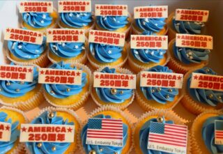 Happy Fourth of July!!🇺🇸 ✨250th celebration must be extraordinary.  Thank you very much for the order.  Loved to see the live performances and fireworks!! 
アメリカ独立記念日おめでとうございます！！250周年なお祝いはすごい華やかでライブや、BBQ,花火、見たかったなー。。

#fourthofjulycuocakes #250thcwlebration #partyinstyletokyo #独立記念日カップケーキ
