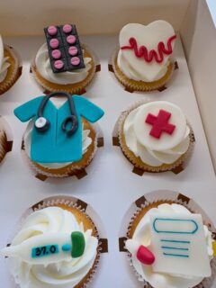 Today was the medical theme cupcakes for a special gift for the doctor.  Thank you very much for the order.  It was my first medical theme cupcakes. 😉
今日は、お医者様への特別ないカップケーキでした。ご注文どうもありがとうございました。とてもほっこりなお写真とメールまで頂き感激です。
ちょっと引用させていただきます。
“この度も私のわがままを200万パーセント叶えていただき、感謝しかございません。
本当にありがとうございました。大喜びでした。”
こちらこそいつもチャレンジなお題をありがとうございます。精進します。😄

#medicalthemecupcakes #partyinstyletokyo #eventcupcakestokyo #お医者様カップケーキ #メディカルカップケーキ