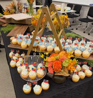 One of the big event I haven’t yet posted.  There was “Art in the office “ recipient award ceremony.  The art of the Japanese fishing boat flags made into a huge installation was magnificent and so stunning and captivating.  The materials were collected as the ocean waste and made into such a masterpiece.  Thank you for the amazing opportunity.  The flags on the cupcakes are edible too and it’s the tapestry itself and the cream is inspired by the waves. 🌊 I thought it was a fantastic piece for the summer,  what a feeling to have such a beautiful artwork in the conference room. ✨
ちようど夏に向けて、この”アートインザオフィス”の授賞式のカップケーキをポストさせてらいただきます。本当に圧巻のマスターピースです。アーチスト様がどれだけこの作品に注いだ熱量と時を思うとただただ息を呑む作品です。カンフエランスルームにこんな作品が飾られていたら、やる気が出ちゃうかも！
素晴らしい機会をありがとうございました。
大漁旗をイメージにした、海から拾ったビニールなどを集めてこの作品にされた福来旗という作品、圧倒されました。
ありがとうございました！クリームは波をイメージいたしました。

#artintheofficecupcakes #corporatecupcakestokyo #partyinstyletokyo #カスタムコーポレートカップケーキ東京 #パーティインスタイル東京
