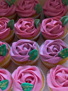 Rose based cosmetics offline gathering for the influencers. ✨A lots of different types of roses 🌹 and the pink color gradation. Thank you for the order.  ローズ🌹オイル使用のナチュラルスキンケアブランドのインフルエンサー様のオフラインイベントにて、色々な種類のローズのカップケーキを作成いたしました。ピンクの🩷グラデーションで表現しています。オーダーありがとうございました。

#corporatepreventcupcakestokyo #corporateeventcipcakestokyo #ｐｒイベントカップケーキ #コーポレートイベントカップケーキ東京