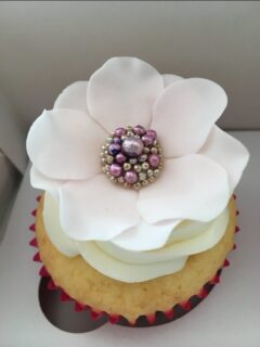 Another type of elegant flower. 
可憐なお花も良いかな。。

#custommadecupcaketokyo #ordermadecupcaketokyo #カスタムメイドカップケーキ東京 #フラワーカップケーキ