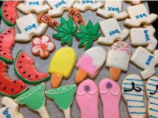 Mid summer party!🏝️☀️Catering event is fun. 
Thank you always for the order.🍍This time I made icing cookies, cupcakes and the fruits platters. 🍉🥝🫐🍊
真夏のオフィスパーティ。オーダーありがとうございました。イベントケータリングは準備の段階から楽しいです。この時は、アイシングクッキー、カップケーキ、フルーツプラッターを作りました。いつも飾り付けが素敵でセンスを感じます。

#corporatesummerpartytokyo #corporatesweetscateringtokyo #logosweetstokyo #コーポレートサマーパーティ#イベントスイーツケータリング東京