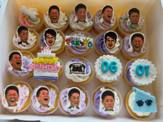 Fuji TV Sakagami Animal Kingdom birthday cupcakes for the MC.  Thank you so much always for the order for a number of years. 🐶🐱
今年もたくさんの”坂上どうぶつ王国”の出演者様のお誕生日のお祝いのカップケーキを作成ご依頼いただきました。
どうもありがとうございます！こちらは坂上様のバースデーのカップケーキでした。🐶 
#corporateeventcupcakes #tvcupcakes #photocupcakestokyo #バースデーカップケーキ #どうぶつ王国カップケーキ