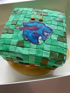 Mr.Beast/Minecraft Birthday cake and the party favors.  Thank you for the order!💫
ミスタービーストとマインクラフトのバースデーケーキと、パーティグデイバックのクッキー。オーダーありがとうございました。💫
改めてミスタービーストのyoutubeの登録者が、5億超えと知る。😆パーティフェイバーもテーマに揃えると楽しさいっぱいです。

#birthdaycaketokyo #partyfavourstokyo #partyinstyletokyo #マイクラお誕生日パーティケーキ #パーティインスタイル東京