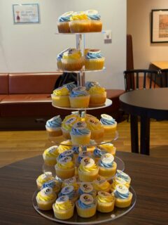 Corporate logo cupcakes on the cupcake tower.  Thank you for the order.  It was the welcome entrance piece for the event. 
コーポレートロゴカップケーキのタワーは、レンタルでご用意がございます。コーポレートロゴカップケーキのクリームもコーポレートカラーに合わせて作成出来ます。こちらは、イベントのウェルカムテーブルになりました。この後、ケータリングのお料理がセットされました。オーダーありがとうございました。🩵💛
#corporatelogocupcakestokyo #corporateeventcupcakestokyo #コーポレートロゴカップケーキ東京 #カップケーキタワー #パーティインスタイル東京