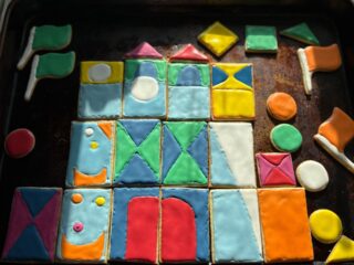 It’s a small world theme cookies.. tried to replicate the castle.  I thought having the kids randomly make a castle like a building block with the cookies could be a fun thing. 
イッツアスモールワールドのイメージでスイーツを作成出来ますか？とリクエストされたので、お子様たちが沢山いらして、ランダムやな大きなクッキーでスモールワールドのお城をブロックの様に組み立てるのも面白いかな？と思い、作りました。🤔😊

#corporateeventcookies #it’sasmallworldcastlecookies #イッツアスモールワールドお城クッキー #コーポレートイベントクッキー東京