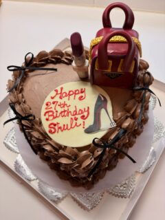 The last weekend was a fabulous birthday party for the gorgeous, classy and bright lady! Happy birthday to one and only ❤️. The devil wears Prada theme party was amazing! The sponge cake is the red velvet. Small Prada bag is made with cake too.  All edible. 
美しくて聡明なレディのお誕生日パーティは、プラダを着た悪魔のテーマ、スタイリッシュなベニューでソフィスティケイトなパーティでした。オーダーありがとうございます。🫶🏻クリームのお色を真紅で表せなかったことは🙇ごめんなさい！スポンジ部分は、レッドベルベットケーキです。

#thedevilwearpradabirthdaycake #partyinstyletokyo #プラダを着た悪魔バースデーケーキ #パーティインスタイル東京