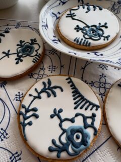 Today’s cookies. 💙Royal Copenhagen design…
I love that pattern. 
今日のクッキーは、ロイヤルコペンハーゲンのモチーフを真似っこしてみました。このデザインがとても美しいと思いますが、自分でやってみると、、🤣失礼しました。

#royalcopenhagencookie #partyinstyletpkyo #ロイヤルコペンハーゲンクッキー #ティーパーティクッキー