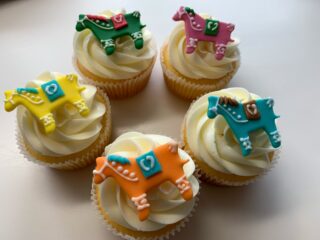 If requested, I make samples for the special event cupcakes for the corporate use.  This was for the JRA.  コーポレートオーダーでサンプルを作成することも出来ます。こちはらJRA様の試作お馬カップケーキでした。

#horsecupcakes #corporatesamplecupcakes #馬のカップケーキ #サンプルカップケーキ作成