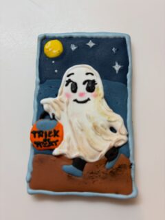 Thinking about next month already… I found the really cute vintage Halloween illustration. So I wanted to try it on the cookie.😆
We are expecting a lots of rain this coming week due to the typhoon….☔️
来月のことを考えていました。とても可愛いビンテージのハロウィンイラストを見つけて、、アイシングクッキーにしてみました。来月は、なにか楽しいことあるかも？！

#earlyhalloweencookies #halloweenillustrationcookie #ハロウィンクッキー　#partyinstyletokyo #パーティインスタイル東京