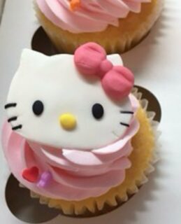 Hello Kitty Cupcakes.  these are made freehand not printed so I don’t know if I can make it again…😆
Thank you very much for the order. 
ハローキテイのカップケーキです。もちろんプリントでキャラクターを作ることはしないので、フリーハンドで作りました。こう言うのは、一度きりのカップケーキ。。また作れるかわからないと言う物になります。😄
オーダーありがとうございました。今日は午後から雨が止んで良かったです。久しぶりでした。

#hellokittycupcakes #birthdaycupcakes #ハローキテイカップケーキ　#パーティインスタイル東京