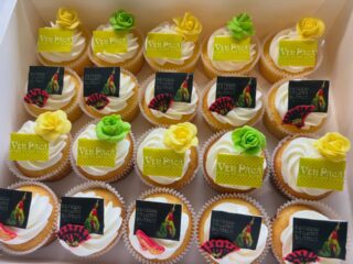 Flamenco cupcakes for the flamenco studio. 💃Thank you so much for the order!  You need to be extreme coordinated to dance flamenco, my mom went to flamenco class for twenty+ years but I just couldn’t understand the hand motion or castanet or fan and the dance steps so differently.. It’s an art. 
フラメンコ💃スタジオの発表会とお祝いイベントのフラメンコテーマのカップケーキでした。オーダー本当にありがとうございました！フラメンコは、母が２０年以上習っていました。衣装も沢山持っていましたが、手の動き、はたまたカスタネット、または、扇と足のステップがすべて違う動きを同時にするとか理解不能で、こんな情熱的で難しい踊りが出来る方に尊敬いたします。本当に。。

#flamencocupcakes #partyinstyletokyo #フラメンコスタジオカップケーキ　#フラメンコ💃カップケーキ