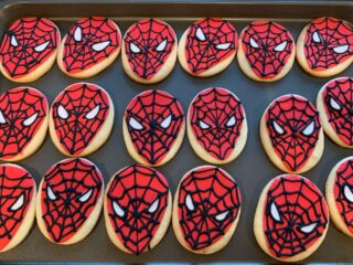 Spider-Man cookies for the somewhat gloomy weather in Tokyo.  It’s been very rainy here and yesterday we had a blue sky but then again it’s a bit rainy…🤔 
ちょっとお天気がいまいちな最近。。スパイダー マンのバースデーフェイバーのクッキーです。
トムホランドもゼンデイヤも大好き❤

#spidermancookie #biryhdayfavourcpokie #partyinstyletokyo #スパイダー マンクッキー