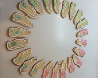 So nice to be able to walk out enjoy the 🌝sun today!  Sneaker and T- Shirt cookies.  Thank you for the order, 
今日は、曇りから晴れ模様が見えて、夕方は、涼しい風もあって良い一日でした。スニーカーとTシャツのクッキー。オーダーありがとうございました。
T-シャツは乾いてます！😄

#sneakercookie #tshirtcookie #partyinstyletokyo #スニーカークッキー #tシャツクッキー