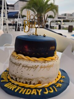 It’s already October! Time flies!  Thank you for the Lord of the ring theme birthday cake for the loved one.  Thank you for the order! 
もう10月ですね。9月末は結構忙しくてアップ出来ませんでした。
こちらこは、素敵なパートナーさんへのロードオブリングテーマのバースデーケーキを作成いたしました。
どうもありがとうございました。素敵なお写真ありがとうございます。

#lordofthetingbiryhdaycake #custiafevaketokyo #ロードオブリングバースデーケーキ #カスタムメイドケーキ東京