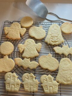 Prepping for the Halloween cookie workshop🎃.
So excited for the Halloween icing cookie class on Wednesday!  I don’t know why but I am sooo excited. 😆 There will be another class next week too. 
ハロウィンアイシングクッキーワークショップの準備をしています。久しぶりのクッキークラスでなぜかとってもウキウキしています！クッキーカッターもちょっと珍しい型をご用意しています。インデンテイシヨンが入ったクッキーカッターはちょっと抜きにくいですが、焼き上がりがかわいいです。来週も水曜日に開催予定ですので、是非DMくださいませ。

#halloweencookieclasstokyo #ハロウィンアイシングクッキーワークショップ開催 #ハロウィンアイシングクッキークラス学芸大学 #ハロウィンクッキーワークショップやります