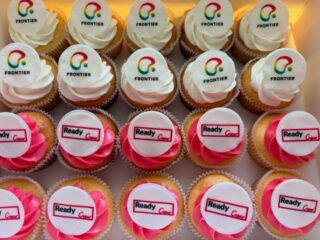 Celebration corporate logo cupcakes!  In Japan, many occasions its red and white. the color signifies celebration.🎊 Thank you for the order. 
こちらも内定式のロゴカップケーキでした。
昔、学校で紅白饅頭をもらって帰ってきた事を思い出しました。紅白めでたい！新社会人応援してます！
ご注文ありがとうございます。、

#corporatelogocupcakestokyo #コーポレートロゴカップケーキ #内定式ロゴカップケーキ #企業ロゴカップケーキ東京
