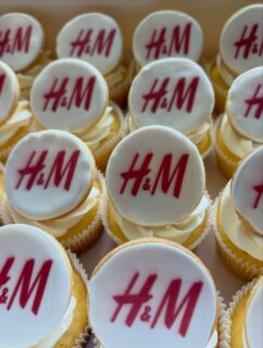 H&M logo icing cookie on the cupcakes for H&M Shibuya is now spreading to other shops. 
Thank you for your order once again!  It’s such a beautiful weather today here in Tokyo today!  Hope you will enjoy a nice walk. TGIF 🌞
H&M様のコーポレートロゴクッキーデコレーテッドカップケーキの作成です。こちらは、数年前に渋谷の店舗用に作成したデザインを気に入っていただき、違う店舗様もオーダーいただき有り難く思っています。
今日は、素晴らしく清々しいお天気ですね、皆さま良い週末を！🌞

#h&mcookiecupcakestokyo #corporatelogocookietokyo #ｈ＆ｍクッキーカップケーキ #コーポレートロゴクッキーカップケーキ東京