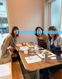 Thank you so so much for coming to my Halloween icing cookie class yesterday!! It was so much fun.  Each made a very creative master pieces.  I loved the time we had! 
昨日のハロウィンロイヤルアイシングクッキーワークショップにお越しいただき本当にありがとうございました。笑いが絶えない楽しい時間、そしてそれぞれの作品がとても可愛くて、私は感激でした。
そして、こんな感激な、レビューメッセージいただきまして、ありがとうございました。❤️
“感想を送ります！
明るいスタジオに入った瞬間、ちはるさんのフレンドリーなお出迎えで緊張が一気にほぐれました☺️(人見知りなので、正直ドキドキしていました😅)
初めてのアイシングクッキーでしたが、和気あいあいとした雰囲気の中、練習から実践まで丁寧に教えていただいて、たくさん励ましてもらいながら楽しく作ることができました。可愛いクッキーがたくさん出来上がって嬉しかったです🎃
そして嬉しいサプライズだったのがおやつタイムの手作りカスタードタルト！すごく美味しかったです。
これまでいくつかお菓子作りのレッスンを受けていますが、ちはるさんのレッスンは内容もお心遣いも本当にトップティアだと思いました！
今後のレッスンもぜひ全部受けたいです😊 自宅で再現しやすいカップケーキや焼き菓子、パンなども、いろいろ教えていただきたいです！
それと、この内容でこのお値段は安すぎるのでは…と思いました😂 お値上げされても全然納得です！
本当に楽しい時間をありがとうございました🤍
Thank you so much!

#halloweenicingcookieworkshoptokyo #ハロウィンアイシングクッキーワークショップ学芸大学 #gakugeidaigakucollectivkitchen #ハロウィンアイシングクッキークラス