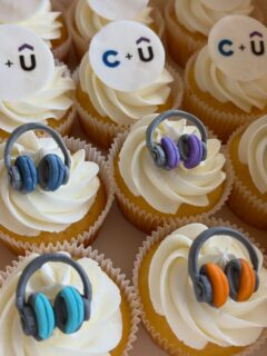 Been a bit busy lately.  There was a big event for Udemy instructors meet up and award.  Thank you very much for the order.  I kind of like the headphone cupcakes. 🎧
今週はスケジュールが詰まっています。Udemyのインストラクターミートアップのイベントでアワードの会場でヘッドフォンや、PCや、カメラ、マイク、作成するのが楽しかったです。オーダーありがとうございました。

#corporateeventcupcqkestokyo #コーポレートイベントカップケーキ東京 #アワードカップケーキ東京 #企業イベントカップケーキ東京