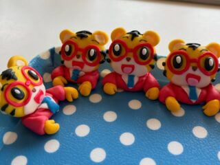 Shimajiro cupcakes for Benesse Corporation.  Thank you very much for the order!  It’s all done by free hand no mold. 
ベネッセコーポレーション様からのしまじろうのカップケーキを依頼されまして、子供が小さい時しまじろうにお世話になったことが懐かしく思い出されました。こちらは、中学生向けのチャレンジのしまじろうは、メガネをかけてネクタイをしているのご存じでしたか？私は知らなかったです。フリーハンドで作ったので許してね。ご注文どうもありがとうございました。

#shimajirocupcakes #corporateeventcupcakestokyo #しまじろうカップケーキ #企業イベントカップケーキ東京 #しまじろう中学生カップケーキ