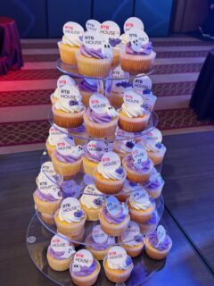Big event last week with Halloween flairs.  The decorations at the Ritz was fabulous.  Thank you so much for the order and the opportunity. 👻
先週は、ビッグなイベントが多かったですが、Ad tecのイベントはとても華やかで、パープルがメインカラー、ハロウィンの👻と🎃がロゴに加わって、バルーンのおばけともマッチしていました。三箇所のカップケーキのセットアップでした。
オーダーありがとうございました。

#corporatelogocupcakestokyo #コーポレートイベントカップケーキ東京 #企業イベントカップケーキ東京